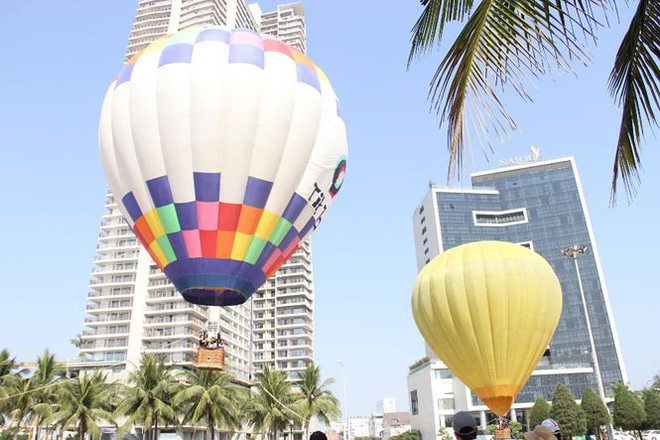 Du khách hào hứng trải nghiệm bay khinh khí cầu bên bờ biển Đà Nẵng - Ảnh 1.