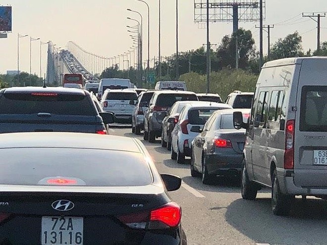 Ùn ứ xe 7km trên cao tốc Long Thành- Dầu Giây - Ảnh 1.