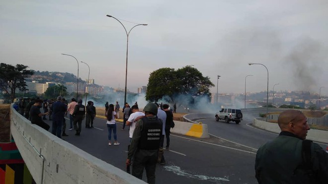 Nóng: Thủ lĩnh đối lập Venezuela Guaidó tuyên bố đảo chính quân sự - Ảnh 1.