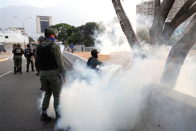 Đảo chính ở Venezuela: Cận cảnh lựu đạn hơi cay phóng ra từ căn cứ không quân La Carlota - Ảnh 1.