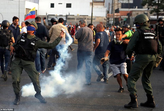 NÓNG: Ông Guaidó tuyên bố đảo chính ở Venezuela, có nhiều tiếng súng nổ bên ngoài căn cứ quân sự ở Caracas - Ảnh 2.