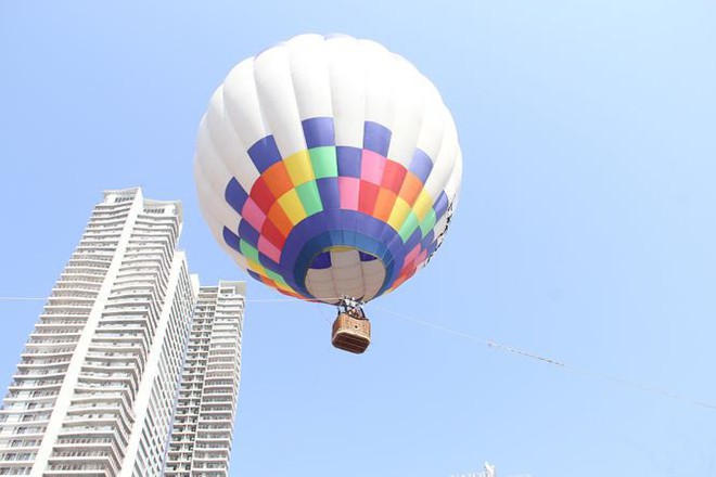 Du khách hào hứng trải nghiệm bay khinh khí cầu bên bờ biển Đà Nẵng - Ảnh 4.