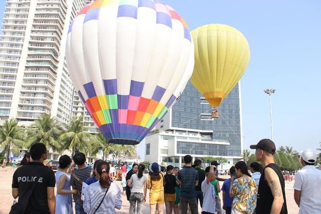 Du khách hào hứng trải nghiệm bay khinh khí cầu bên bờ biển Đà Nẵng - Ảnh 5.