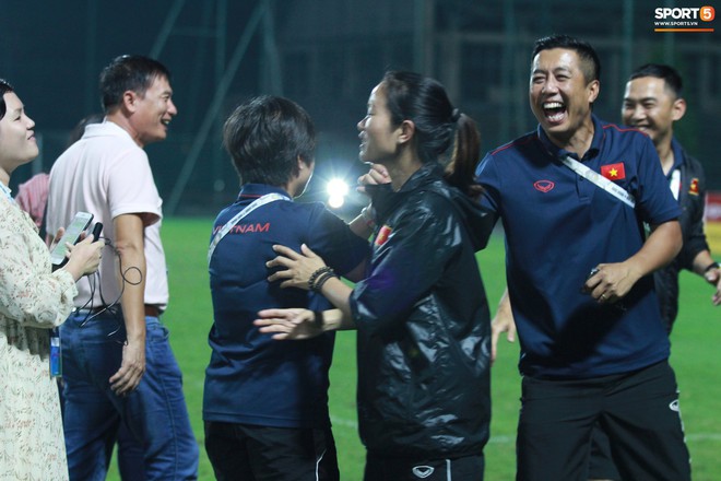 Cầu thủ U19 nữ Việt Nam khóc nức nở sau khi kịch tính giành vé dự Vòng chung kết U19 châu Á - Ảnh 9.