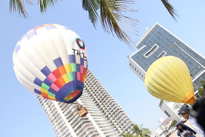 Du khách hào hứng trải nghiệm bay khinh khí cầu bên bờ biển Đà Nẵng - Ảnh 8.
