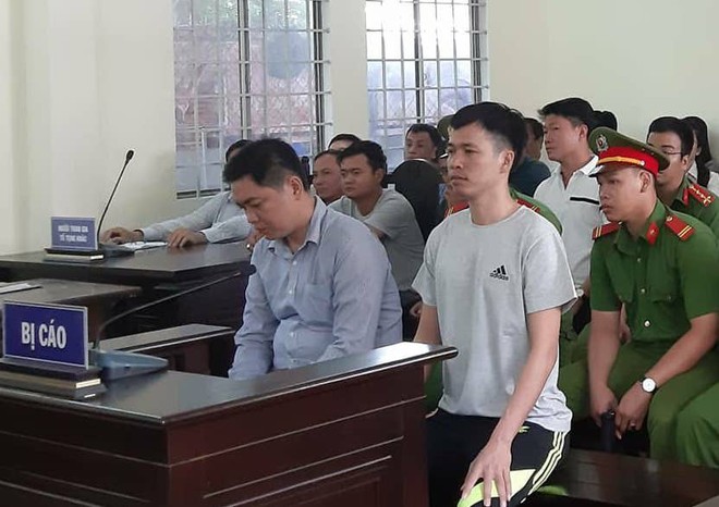 Hai cựu công an đổ lỗi cho nhau tại toà sau khi người vi phạm tử vong - Ảnh 1. Hai cựu công an đổ lỗi cho nhau tại toà sau khi người vi phạm tử vong - Ảnh 1.