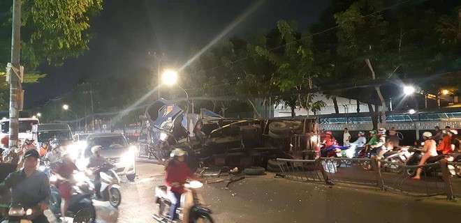 Xe đầu kéo cày nát dải phân cách, dáng nằm ngang trái là điều gây chú ý nhất  - Ảnh 1.