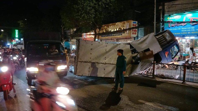 Xe đầu kéo cày nát dải phân cách, dáng nằm ngang trái là điều gây chú ý nhất  - Ảnh 3.