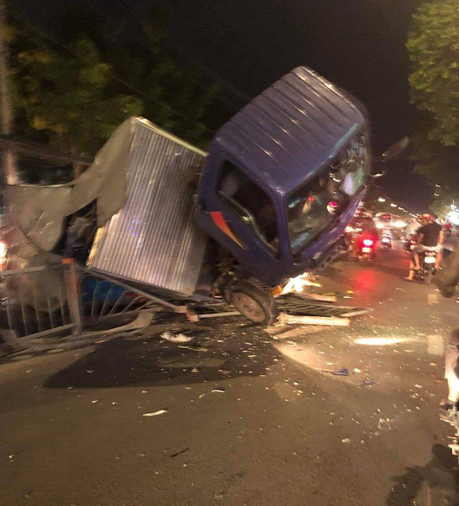 Xe đầu kéo cày nát dải phân cách, dáng nằm ngang trái là điều gây chú ý nhất  - Ảnh 4.