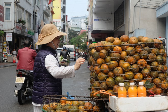 Đổ xô bán nước cam ép nguyên chất giá siêu rẻ, tiểu thương thu tiền triệu mỗi ngày - Ảnh 4.