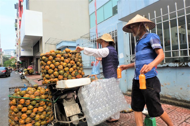 Đổ xô bán nước cam ép nguyên chất giá siêu rẻ, tiểu thương thu tiền triệu mỗi ngày - Ảnh 1.