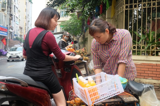 Đổ xô bán nước cam ép nguyên chất giá siêu rẻ, tiểu thương thu tiền triệu mỗi ngày - Ảnh 3.