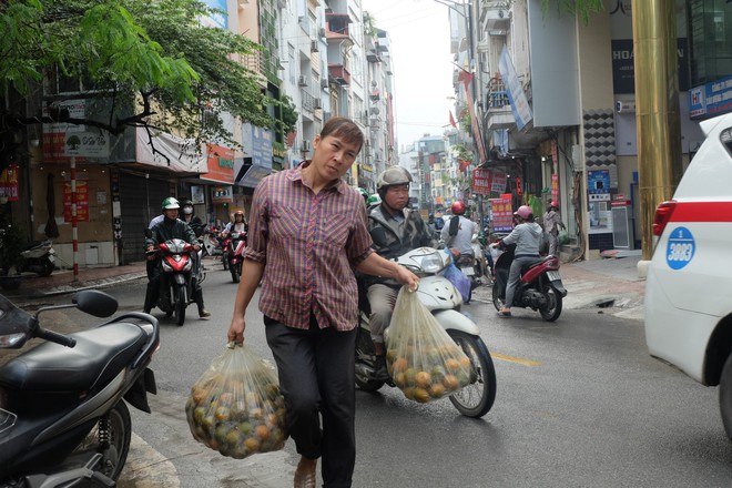 Đổ xô bán nước cam ép nguyên chất giá siêu rẻ, tiểu thương thu tiền triệu mỗi ngày - Ảnh 8.