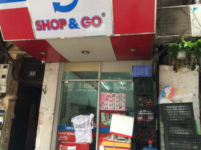 Sau khi về tay Vingroup với giá 1 USD, loạt cửa hàng Shop&Go đóng cửa, kệ hàng trống trơn  - Ảnh 4.