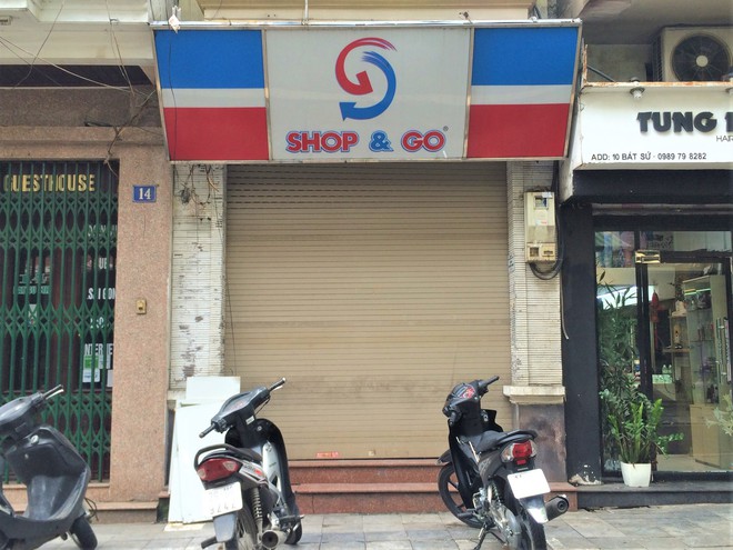 Sau khi về tay Vingroup với giá 1 USD, loạt cửa hàng Shop&Go đóng cửa, kệ hàng trống trơn  - Ảnh 3.