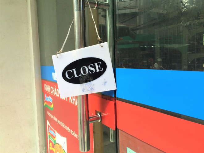 Sau khi về tay Vingroup với giá 1 USD, loạt cửa hàng Shop&Go đóng cửa, kệ hàng trống trơn  - Ảnh 7.