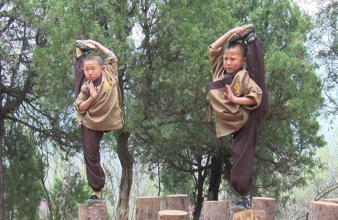 Tiểu hòa thượng treo người lên cây để luyện kung-fu - Ảnh 4.