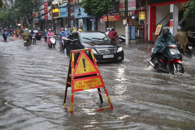 Mưa giông đầu giờ sáng gây ngập một số tuyến phố Hà Nội - Ảnh 2. Mưa giông đầu giờ sáng gây ngập một số tuyến phố Hà Nội - Ảnh 2.