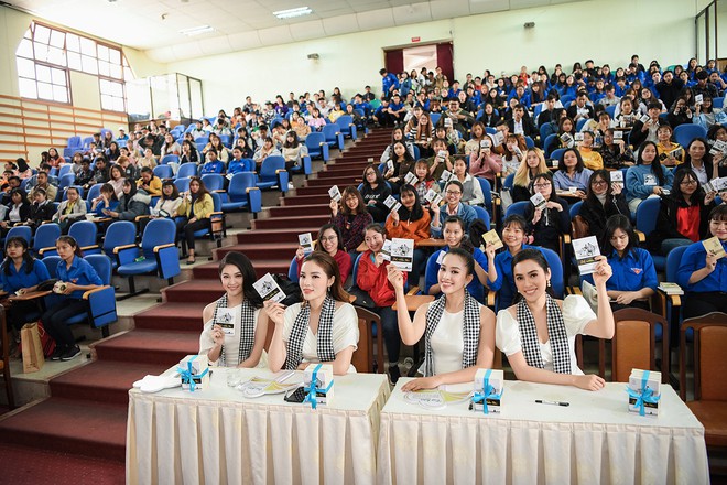 Á hậu Thùy Dung: “Trao tặng sách là đầu tư vào tri thức, tương lai” - Ảnh 1. Á hậu Thùy Dung: “Trao tặng sách là đầu tư vào tri thức, tương lai” - Ảnh 1.