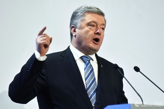 Bầu cử Tổng thống Ukraine: Poroshenko đối đầu Zelensky giữa sân vận động - Ảnh 1.