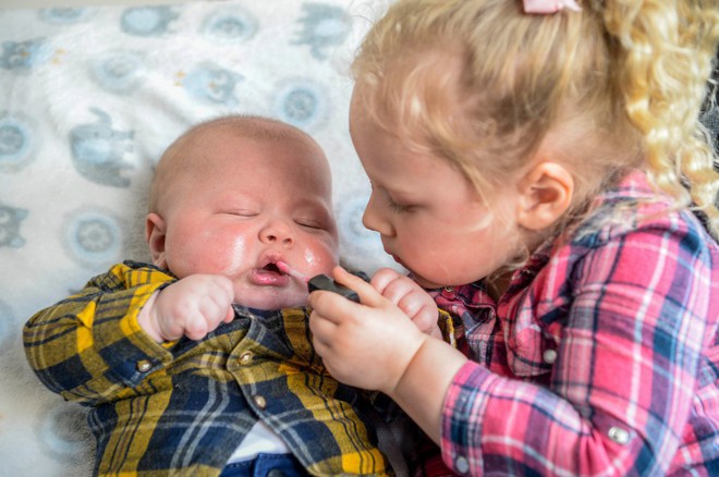 Nghe tiếng con gái gọi, mẹ chạy xuống nhà kiểm tra thì giật mình ngỡ ngàng trước khuôn mặt mới của cậu con trai nhỏ - Ảnh 2.