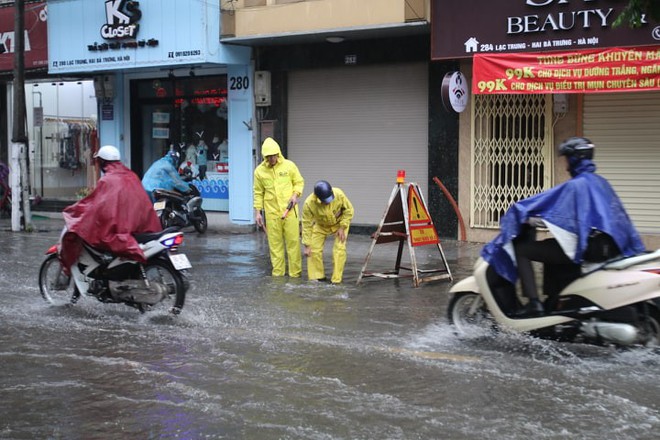 Mưa giông đầu giờ sáng gây ngập một số tuyến phố Hà Nội  - Ảnh 3.