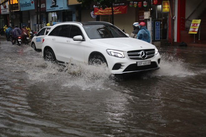 Mưa giông đầu giờ sáng gây ngập một số tuyến phố Hà Nội - Ảnh 5. Mưa giông đầu giờ sáng gây ngập một số tuyến phố Hà Nội - Ảnh 5.