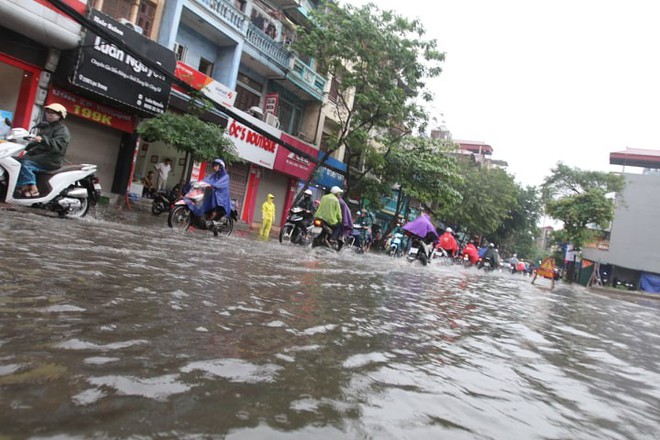 Mưa giông đầu giờ sáng gây ngập một số tuyến phố Hà Nội - Ảnh 6. Mưa giông đầu giờ sáng gây ngập một số tuyến phố Hà Nội - Ảnh 6.
