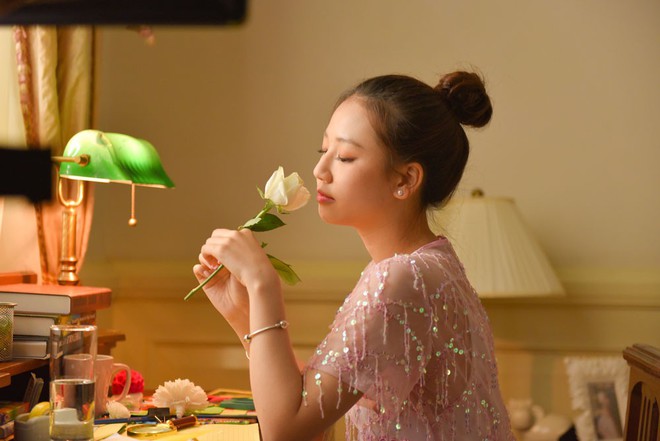 Nữ ca sĩ sinh năm 2000 gây ấn tượng với MV mới - Ảnh 9.