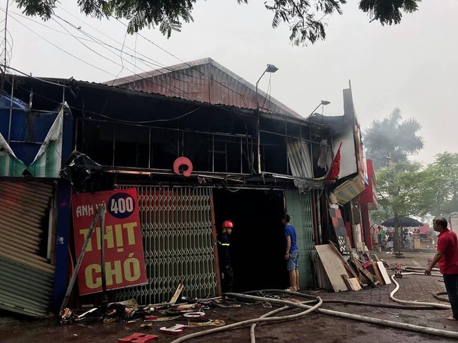 Hà Nội: Cảnh sát hút nước hồ Tây dập tắt đám cháy cửa hàng thịt chó - Ảnh 2.