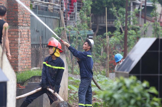 Hà Nội: Cảnh sát hút nước hồ Tây dập tắt đám cháy cửa hàng thịt chó - Ảnh 5.