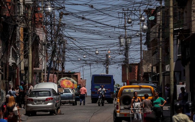 24h qua ảnh: Dây điện giăng như mạng nhện trên đường phố thủ đô Venezuela - Ảnh 4.