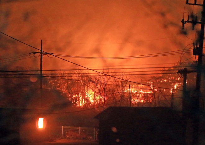 Bầu trời đêm rực đỏ do cháy rừng thảm khốc ở Hàn Quốc - Ảnh 2.