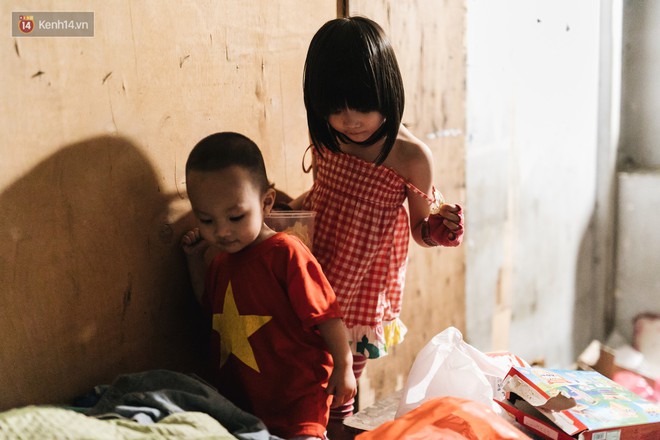Bất ngờ nổi tiếng sau 1 đêm, bé gái 6 tuổi phối đồ chất ở Hà Nội trở về những ngày lang thang bán hàng rong cùng mẹ - Ảnh 13.
