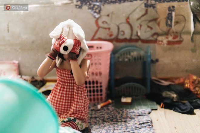 Bất ngờ nổi tiếng sau 1 đêm, bé gái 6 tuổi phối đồ chất ở Hà Nội trở về những ngày lang thang bán hàng rong cùng mẹ - Ảnh 14.