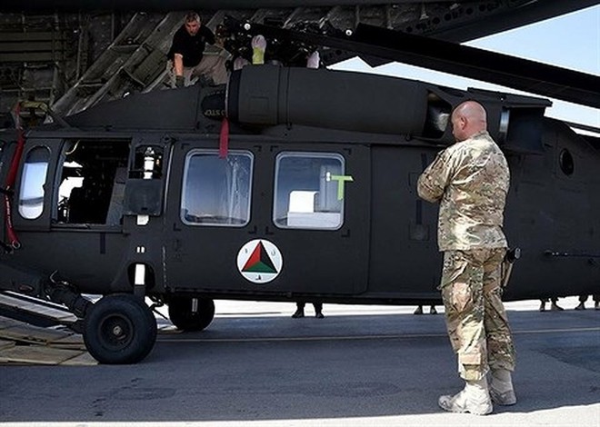 [ẢNH] Diều hâu đen UH-60A Mỹ nghỉ hưu, tạm biệt một huyền thoại - Ảnh 16.