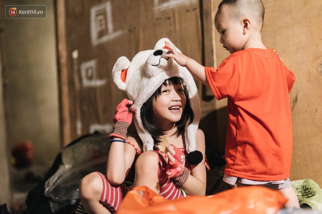 Bất ngờ nổi tiếng sau 1 đêm, bé gái 6 tuổi phối đồ chất ở Hà Nội trở về những ngày lang thang bán hàng rong cùng mẹ - Ảnh 4.