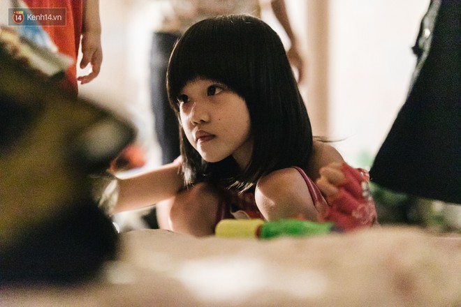 Bất ngờ nổi tiếng sau 1 đêm, bé gái 6 tuổi phối đồ chất ở Hà Nội trở về những ngày lang thang bán hàng rong cùng mẹ - Ảnh 7.