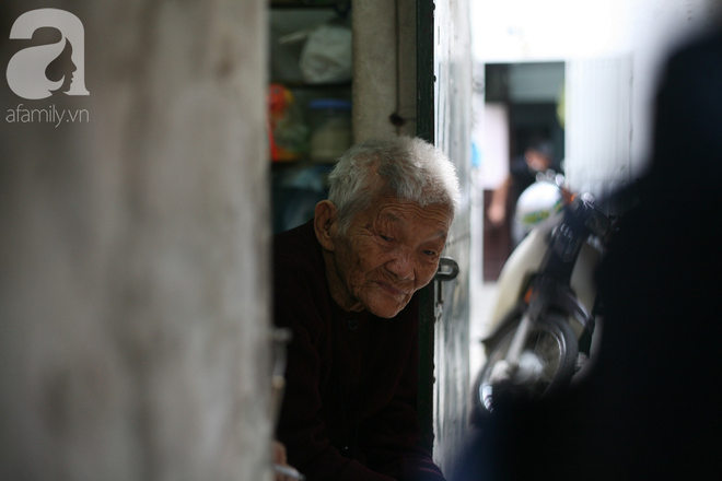 Xót cảnh cụ bà 84 tuổi, hàng ngày phải đẩy xe đi bán kẹo và tâm nguyện cuối cùng trước khi chết - Ảnh 1.