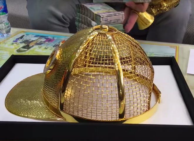 Phúc XO sắm mũ vàng đính kim cương trị giá 1,8 tỷ và thú chơi ngông của đại gia Việt - Ảnh 2.