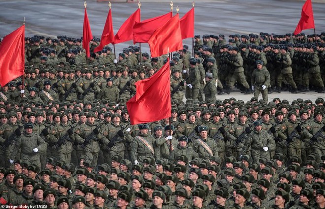 Cận cảnh binh sỹ và vũ khí Nga diễn tập duyệt binh Ngày Chiến thắng - Ảnh 1.