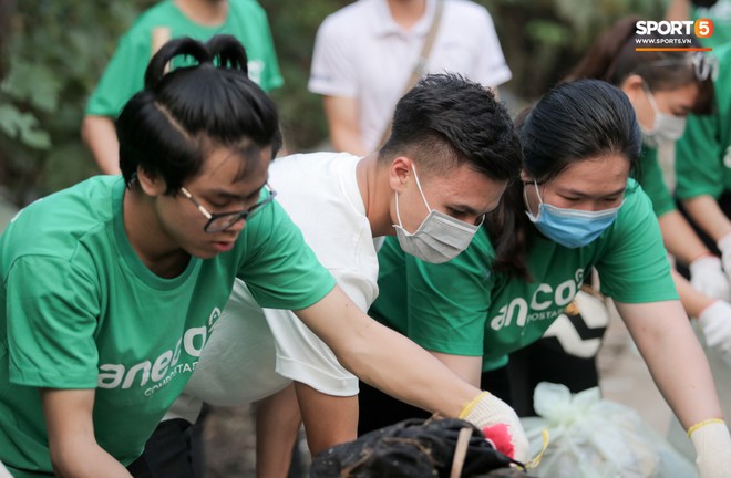 Sau giờ tập bóng, Quang Hải xắn tay tham gia thử thách dọn rác và cái kết mãn nguyện - Ảnh 5.