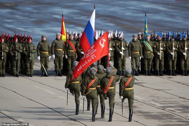 Cận cảnh binh sỹ và vũ khí Nga diễn tập duyệt binh Ngày Chiến thắng - Ảnh 4.