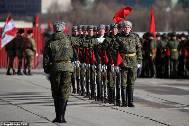 Cận cảnh binh sỹ và vũ khí Nga diễn tập duyệt binh Ngày Chiến thắng - Ảnh 7.