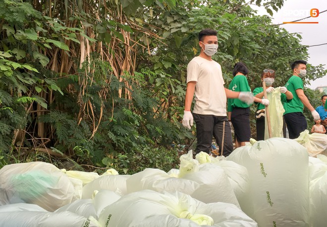 Sau giờ tập bóng, Quang Hải xắn tay tham gia thử thách dọn rác và cái kết mãn nguyện - Ảnh 9.