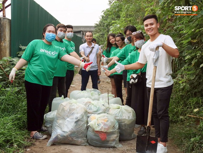 Sau giờ tập bóng, Quang Hải xắn tay tham gia thử thách dọn rác và cái kết mãn nguyện - Ảnh 11.