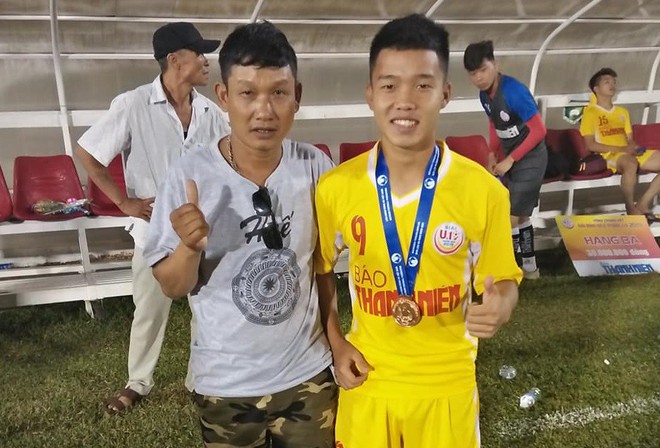 Tuyển thủ U19 Việt Nam và giấc mơ xây nhà cho bố từ tiền đi đá bóng - Ảnh 1.