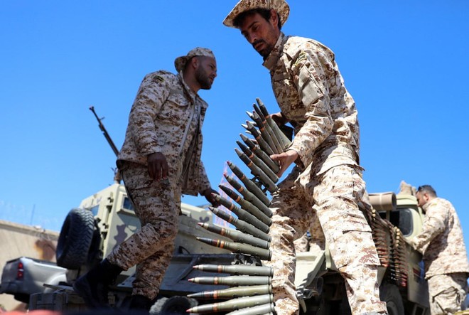 24h qua ảnh: Phiến quân Hồi giáo Libya nạp đạn tại chiến tuyến - Ảnh 1.