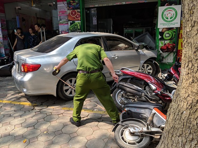 Hà Nội: Nữ tài xế điều khiển ô tô đâm liên hoàn xe máy, húc thẳng vào cửa hàng hoa quả - Ảnh 2.