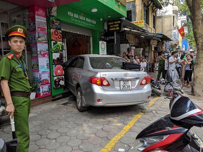 Hà Nội: Nữ tài xế điều khiển ô tô đâm liên hoàn xe máy, húc thẳng vào cửa hàng hoa quả - Ảnh 3.